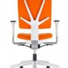 Ergonominė kėdė 4ME white yra šiuolaikinio dizaino, kokybiško audinio ar tankaus tinklelio.