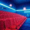 Teatrinės kėdės "Harrison" su ergonomiškais atlošu ir sėdyne.