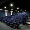 Teatrinės kėdės "Harrison" su ergonomiškais atlošu ir sėdyne.