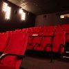 Teatrinės kėdės "Harrison" su ergonomiškais atlošu ir sėdyne.