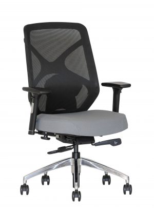 Ergonominė kėdė Hilton turi išskirtinės formos sėdyne užapvalintais kraštais.