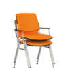 Konferencinė kėdė Isit chrome su minkštai aptrauktais atlošu ir sėdyne.