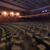Teatrinės kėdės "Montgomery" su ergonominės formos atlošu ir sėdyne.