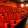 Teatrinės kėdės "Quentin" su ergonominiu atlošu.