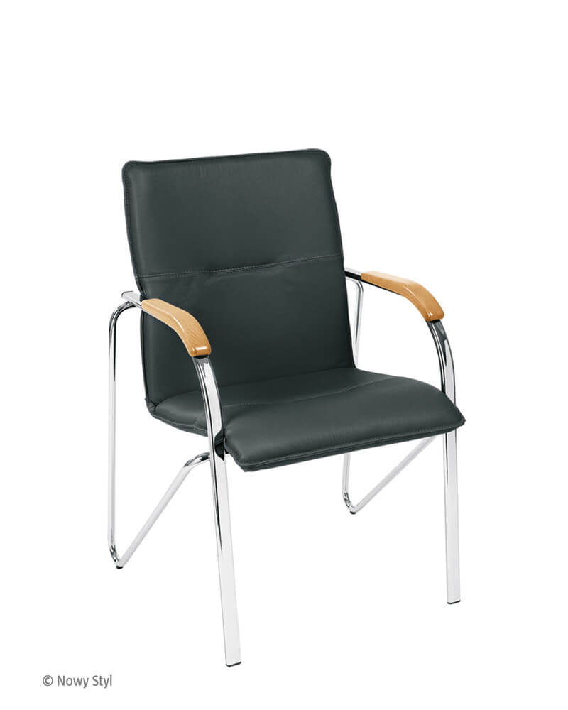 Konferencinė kėdė Samba chrome su minkštai aptrauktais atlošu ir sėdyne.