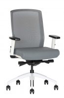 Balto rėmo ergonominė kėdė Scandi su ratukais, tvirto tinkliuko atlošu.