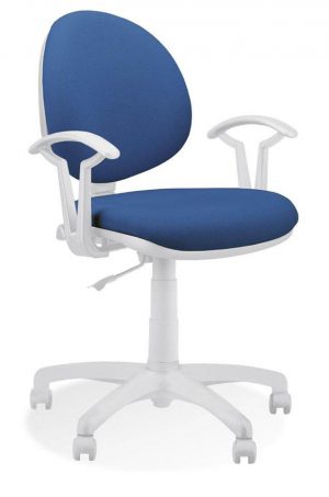 Ergonominė kėdė Smart white GTP27 su baltu rėmu, porankiais ir pagrindu.