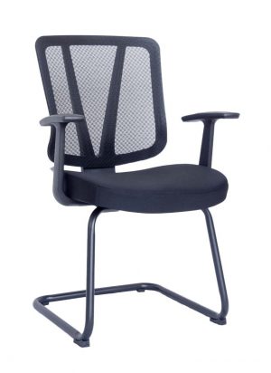 Konferencinė kėdė Tyresö ant lenktos metalinės kojos, su tinklelio atlošu.
