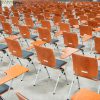 konferencinė kėdė Axo su staliuku auditorijų erdvėse