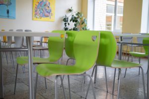 Kėdės Cafe IV laminate ir stalai Tiramisu Duo.